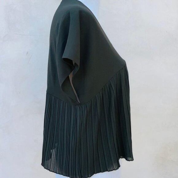 Romeo + Juliet Couture V-Neck Pleated Top EUC - Picture 4 of 7